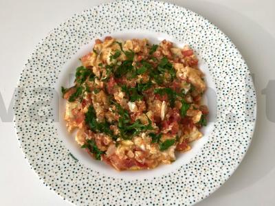 Kiaušiniai su pomidorais pagrindine nuotrauka