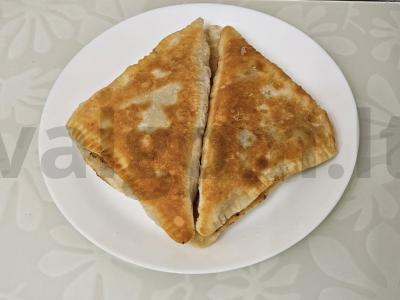 Sultingi čeburekai iš mielinės tešlos pagrindine nuotrauka