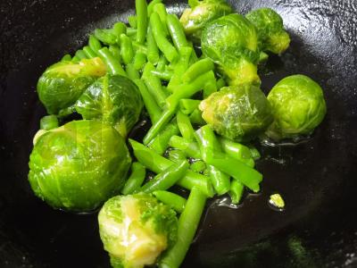 Kiaušinienė su Briuselio kopūstais, žaliąja pupelių ir vyšniniais pomidorais Žingsnis 1