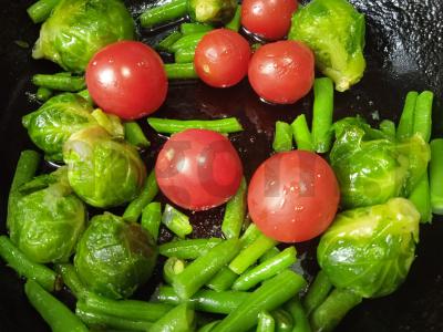 Kiaušinienė su Briuselio kopūstais, žaliąja pupelių ir vyšniniais pomidorais Žingsnis 2