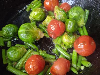 Kiaušinienė su Briuselio kopūstais, žaliąja pupelių ir vyšniniais pomidorais Žingsnis 3