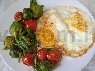 Kiaušinienė su Briuselio kopūstais, žaliąja pupelių ir vyšniniais pomidorais Žingsnis 6