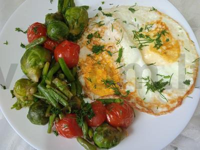 Kiaušinienė su Briuselio kopūstais, žaliąja pupelių ir vyšniniais pomidorais pagrindine nuotrauka