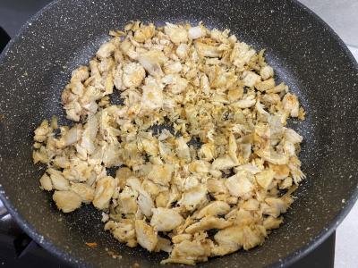 Vištienos, daržovių ir marinuotų voveraičių salotas Žingsnis 2