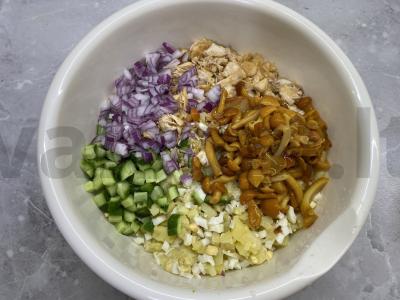 Vištienos, daržovių ir marinuotų voveraičių salotas Žingsnis 3