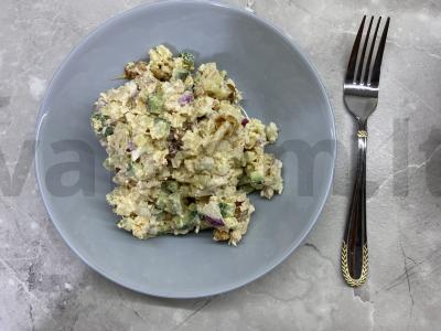 Vištienos, daržovių ir marinuotų voveraičių salotas pagrindine nuotrauka