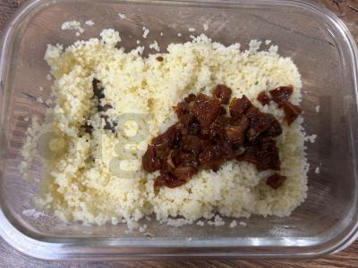 Šiltas salotas su kuskusu ir džiovintais pomidorais Žingsnis 3