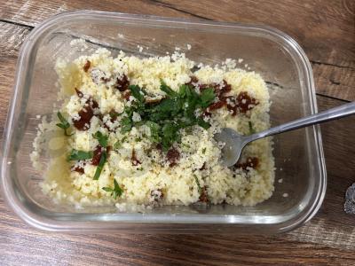 Šiltas salotas su kuskusu ir džiovintais pomidorais Žingsnis 4