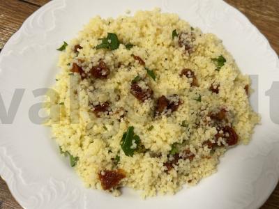 Šiltas salotas su kuskusu ir džiovintais pomidorais pagrindine nuotrauka