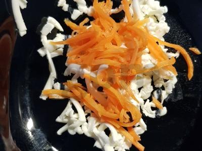 Aštrus sūrio ir korėjietiškų morkų užkandis Žingsnis 2