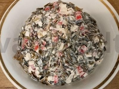 Salotas „Krabų“ su jūros kopūstais ir majonezu pagrindine nuotrauka