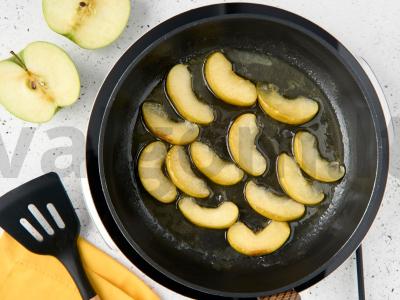 Vištienos kepenėlės su obuoliais ir raudonuoju svogūnu Žingsnis 1