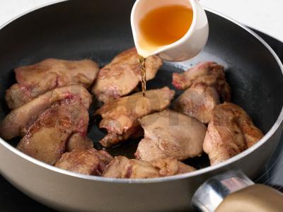 Vištienos kepenėlės su obuoliais ir raudonuoju svogūnu Žingsnis 4