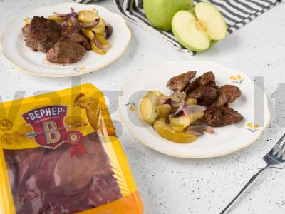 Vištienos kepenėlės su obuoliais ir raudonuoju svogūnu pagrindine nuotrauka