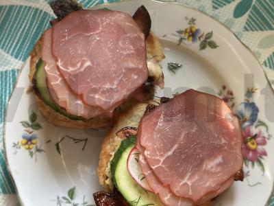 Sumuštiniai ant traškios bagetės su kumpiu ir daržovėmis pagrindine nuotrauka