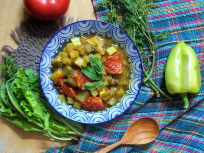 Baklažanų troškinys su pomidorais ir rozmarinu pagrindine nuotrauka