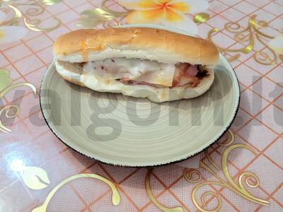 Dešrelė bekone su aštriu čili padažu pagrindine nuotrauka