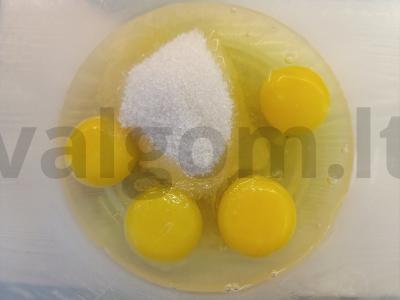 Biskvitinis ritinys su obuolių uogiene Žingsnis 1