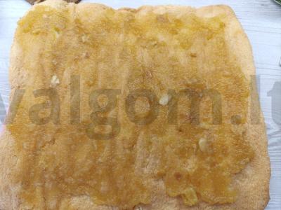 Biskvitinis ritinys su obuolių uogiene Žingsnis 5