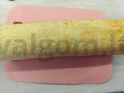 Biskvitinis ritinys su obuolių uogiene Žingsnis 6