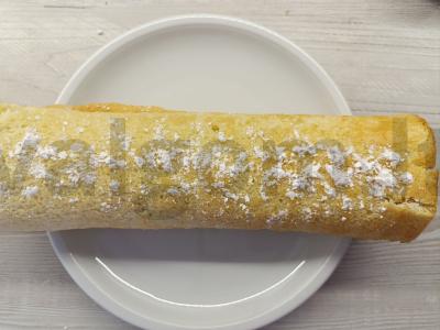 Biskvitinis ritinys su obuolių uogiene pagrindine nuotrauka