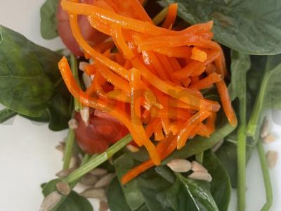 Salotas su špinatais ir korėjietiška morkų salotomis Žingsnis 4