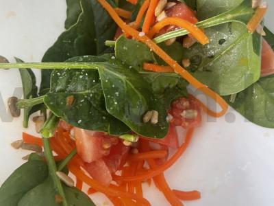 Salotas su špinatais ir korėjietiška morkų salotomis Žingsnis 5