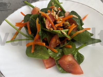 Salotas su špinatais ir korėjietiška morkų salotomis pagrindine nuotrauka