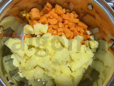 Aštrus olivje su svogūnais ir juodaisiais pipirais Žingsnis 1