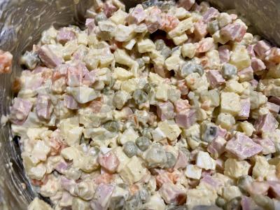 Aštrus olivje su svogūnais ir juodaisiais pipirais pagrindine nuotrauka