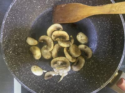 Lengvas pietų patiekalas iš grikių su grybais, fetos sūriu ir daržovėmis Žingsnis 3