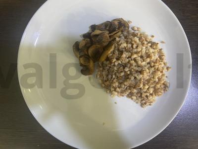 Lengvas pietų patiekalas iš grikių su grybais, fetos sūriu ir daržovėmis Žingsnis 4