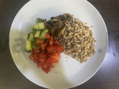 Lengvas pietų patiekalas iš grikių su grybais, fetos sūriu ir daržovėmis Žingsnis 5