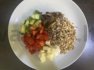 Lengvas pietų patiekalas iš grikių su grybais, fetos sūriu ir daržovėmis Žingsnis 6