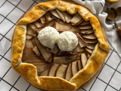 Galetė su prieskonine kriauše ir ledais pagrindine nuotrauka