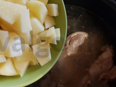 Vištienos šči lėtoje viryklėje Žingsnis 2