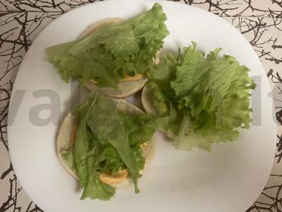 Sultingas burgeris su vištienos filė ir šviežiais daržovėmis Žingsnis 3