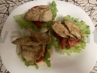 Sultingas burgeris su vištienos filė ir šviežiais daržovėmis Žingsnis 4