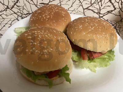 Sultingas burgeris su vištienos filė ir šviežiais daržovėmis pagrindine nuotrauka