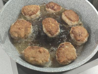 Kotletai su sūrio įdaru pagrindine nuotrauka