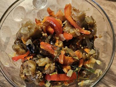 Salotas su keptomis daržovėmis ir marinuotais baklažanais pagrindine nuotrauka