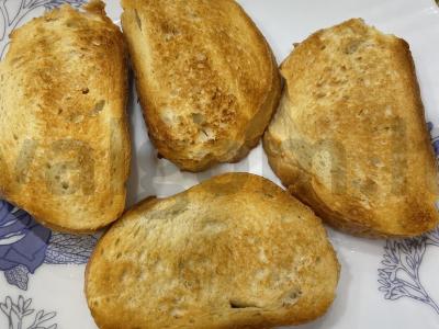 Karšti sumuštiniai su dešra, lydytu sūriu ir marinuotais agurkėliais Žingsnis 2