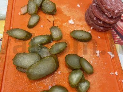 Karšti sumuštiniai su dešra, lydytu sūriu ir marinuotais agurkėliais Žingsnis 3