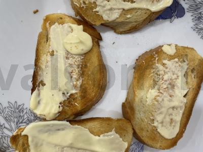 Karšti sumuštiniai su dešra, lydytu sūriu ir marinuotais agurkėliais Žingsnis 4