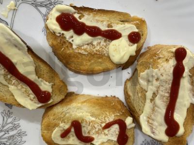 Karšti sumuštiniai su dešra, lydytu sūriu ir marinuotais agurkėliais Žingsnis 5