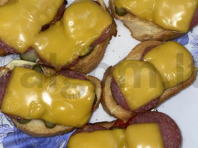 Karšti sumuštiniai su dešra, lydytu sūriu ir marinuotais agurkėliais pagrindine nuotrauka