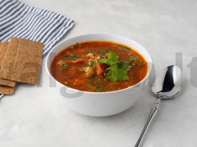 Vegetariškas raugintų agurkų sriuba pagrindine nuotrauka