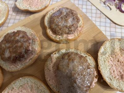 Namų burgeriai su sultingomis kotletomis Žingsnis 11