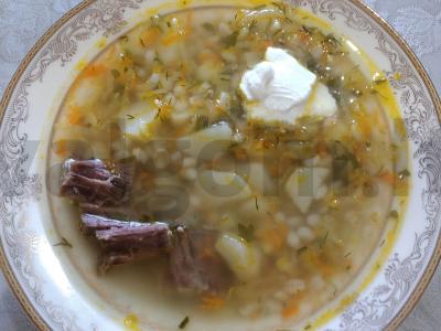 Puikus sūris ant jautienos sultinio pagrindine nuotrauka