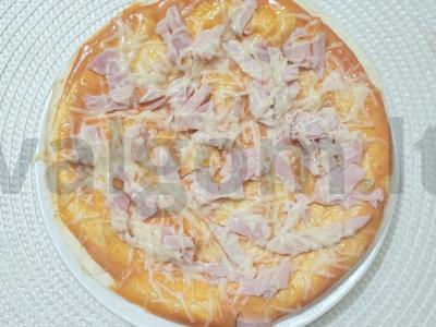 Skani pica su karbonaidu ir parmezanu ant tortilijos pagrindine nuotrauka